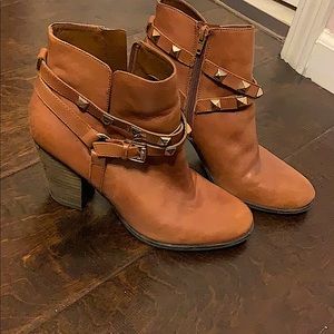 Guess camel colored booties